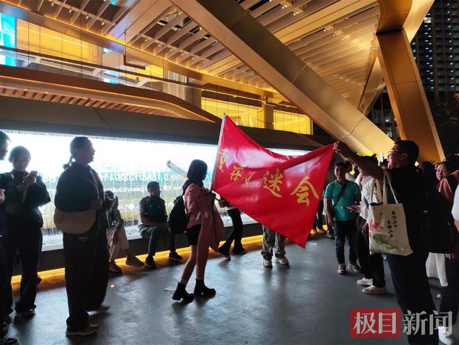 大合唱盛况有歌迷为看秀提前两月从美回国千亿球友会平台刀郎澳门演唱会场外再现(图3)